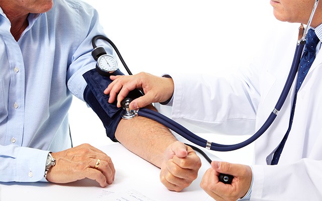 Arzt misst den Blutdruck eines Mannes